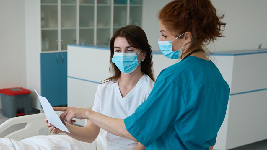 Enfermeras realizan un intercambio de información